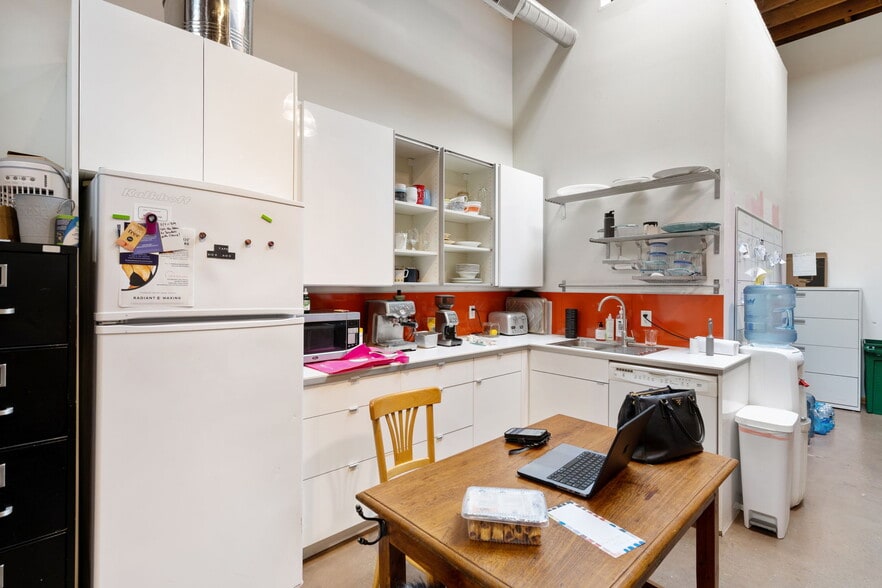 More Photos Of 528 NW 11th Ave, Portland Storefront For Lease