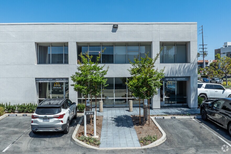 More Photos Of 711 W 17th St, Costa Mesa Warehouse For Sale