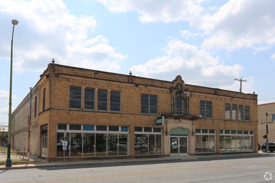 More Photos Of 900 Broadway St, San Antonio General Retail For Lease
