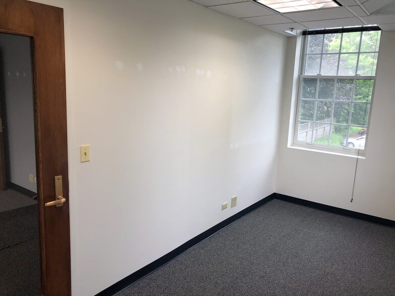 More Photos Of 127 S First St, Geneva Office Residential For Lease