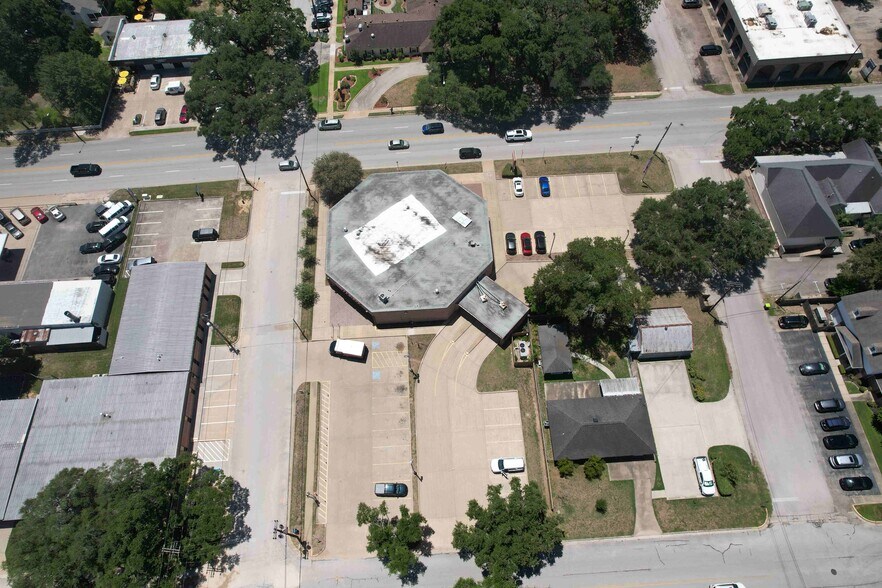 More Photos Of 700 Jackson St, Richmond Bank For Sale