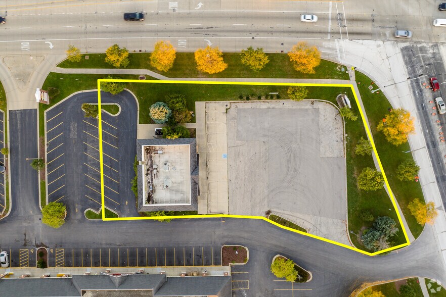 More Photos Of 1 S Sutton Rd, Streamwood Freestanding For Sale