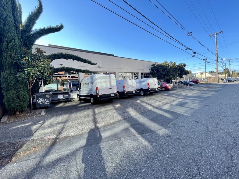 More Photos Of 2200 NW Savier St, Portland Flex For Lease