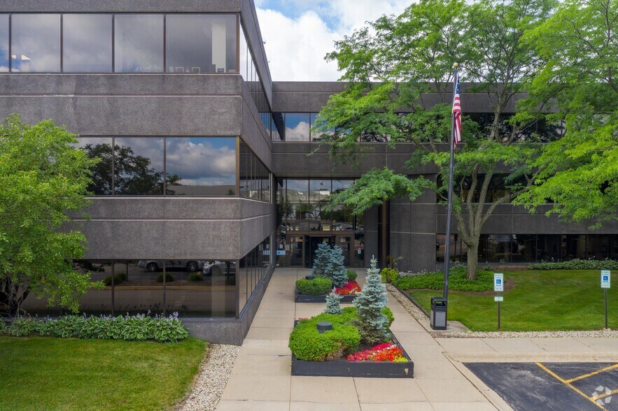 More Photos Of 3400 Dundee Rd, Northbrook Office For Lease