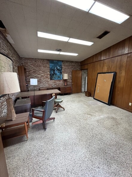 More Photos Of 918 3rd Ave, Columbus Light Distribution For Lease