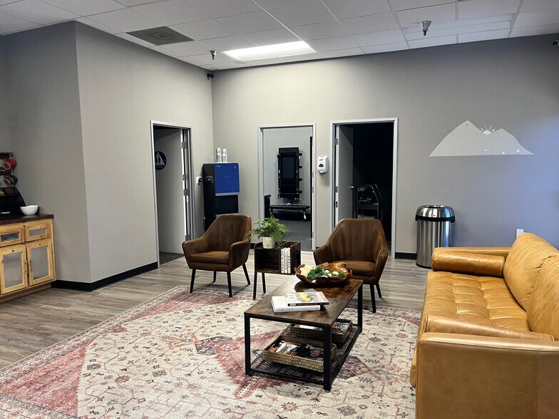 More Photos Of 1090 Lawrence Dr, Newbury Park Showroom For Lease