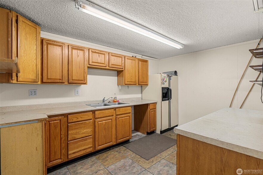 More Photos Of 1052 Valley Mall Pky, East Wenatchee Flex For Sale