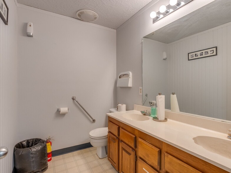More Photos Of 319 NE 5th St, McMinnville Office Residential For Sale