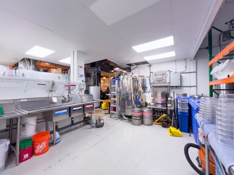 More Photos Of 96 N King St, Honolulu Bar For Lease