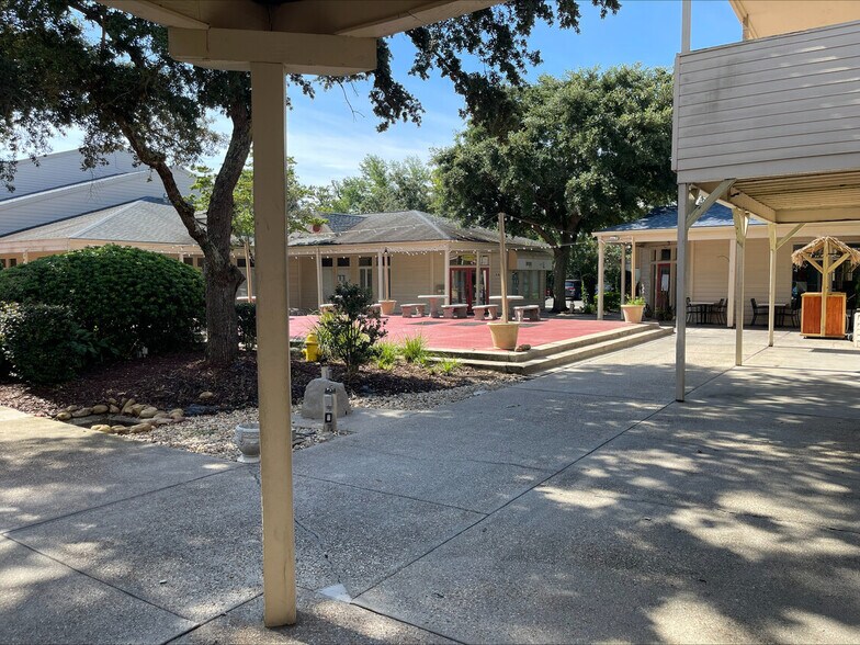 More Photos Of 913 Gulf Breeze Pky, Gulf Breeze Storefront Retail Office For Sale