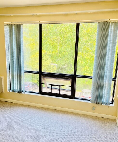 More Photos Of 567 Vauxhall St, Waterford Medical For Sale