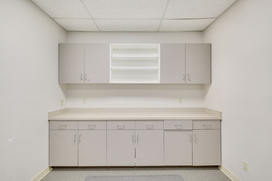 More Photos Of 250 W Main St, Woodland Office For Lease