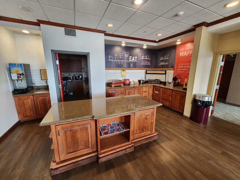 More Photos Of 102 McCormick Pky, Canon City Hotel For Sale