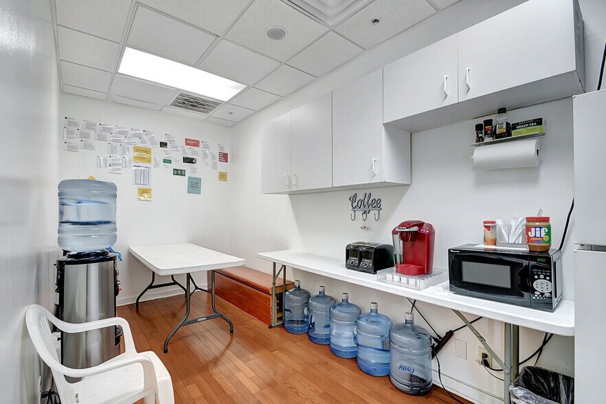 More Photos Of 7150 Seacrest Blvd, Lantana Showroom For Sale