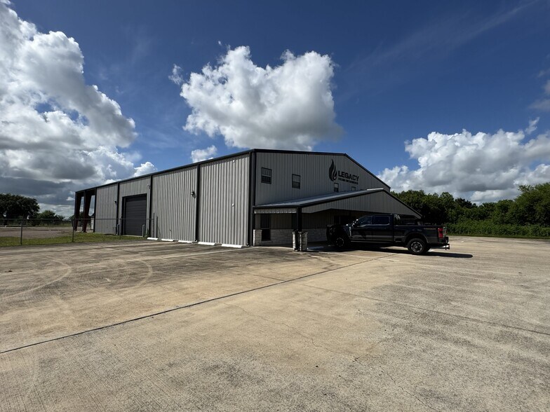 More Photos Of 12104 US-59, Victoria Industrial For Lease