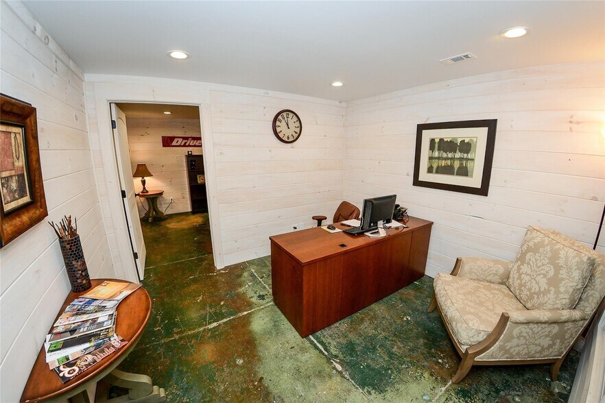 More Photos Of 110 S Houston Ave, Denison Showroom For Sale