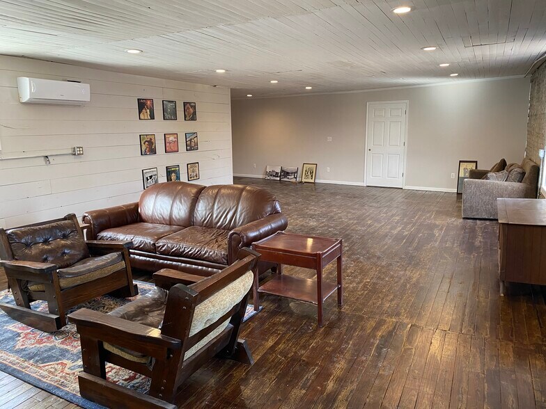 More Photos Of 102 S Main St, Water Valley Office For Lease