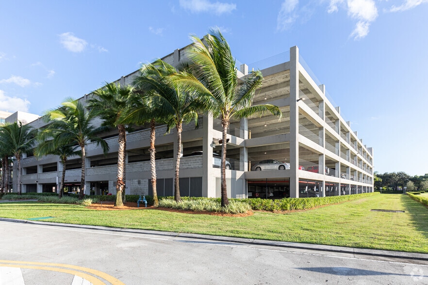 More Photos Of 800 Waterford Way, Miami Office For Lease