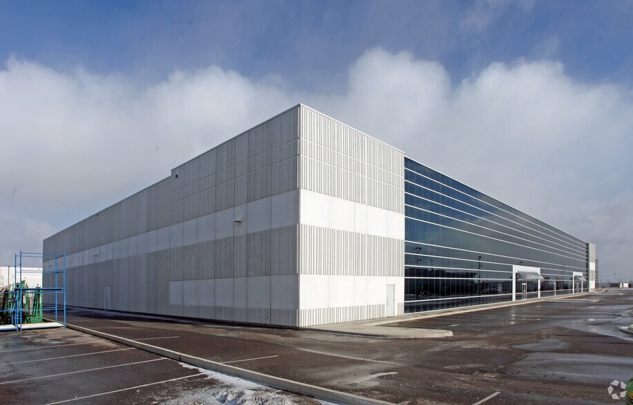 More Photos Of 400 Zenway Blvd, Vaughan Warehouse For Lease