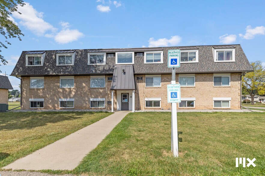 More Photos Of 757 W Shepherd St, Charlotte Apartments For Sale