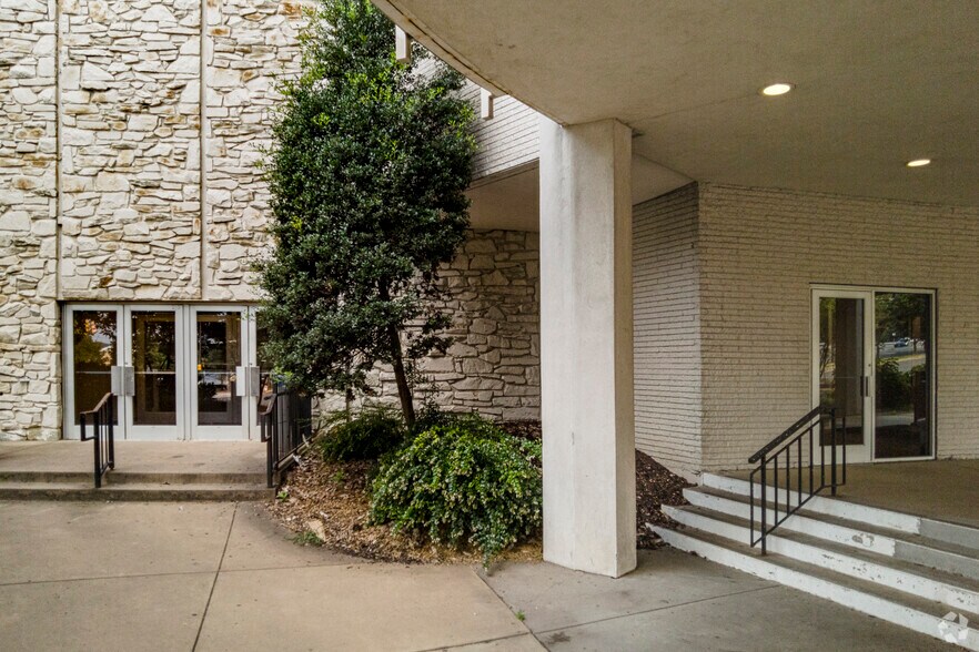 More Photos Of 6211 Leesburg Pike, Falls Church Department Store For Lease