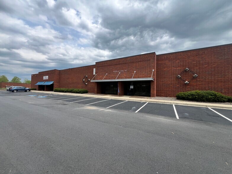 More Photos Of 2575 Cobb International Blvd, Kennesaw Warehouse For Lease