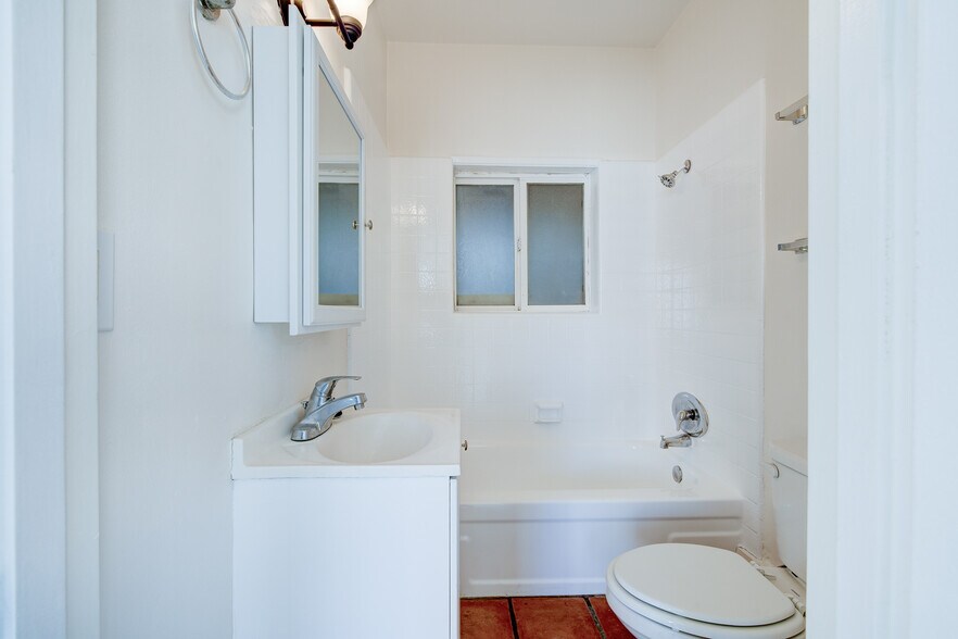 More Photos Of 19 Wavecrest Ave, Venice Apartments For Sale