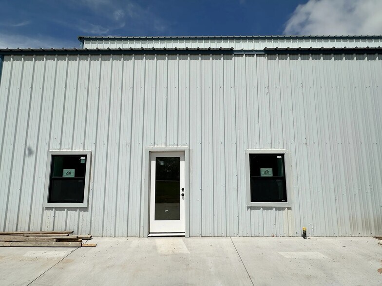 More Photos Of 182 Cr-335, Abilene Warehouse For Lease
