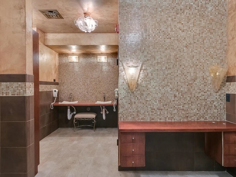 More Photos Of 4100 Spring St, Spring Park Storefront Retail Residential For Lease