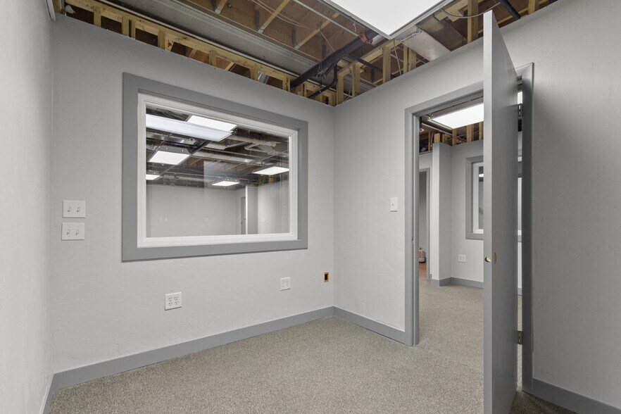 More Photos Of 2009 S Memorial Dr, Appleton Office For Sale