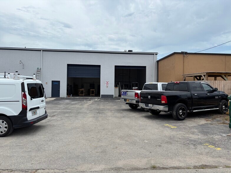 More Photos Of 944 Country Club Blvd, Cape Coral Warehouse For Lease