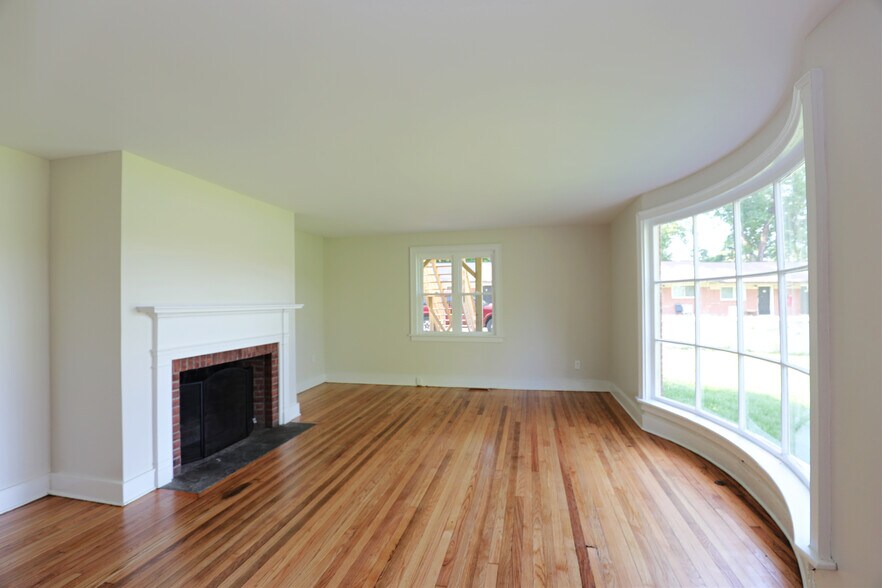 More Photos Of 669 Broadway, Ulster Park Hotel For Sale