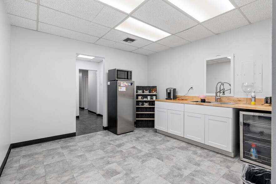More Photos Of 4600 W American Ave, Bakersfield Office For Sale