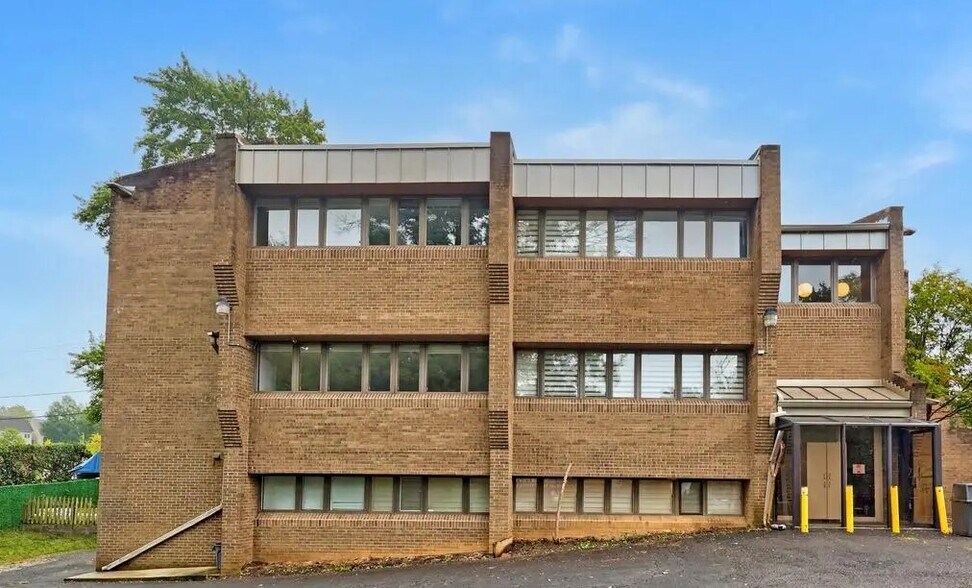 More Photos Of 4200 Daniels Ave, Annandale Office For Sale