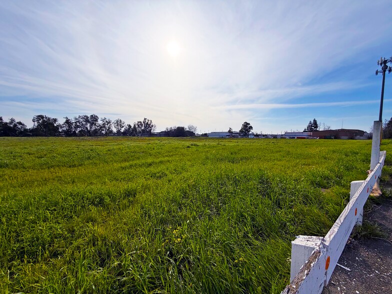 More Photos Of 695-710 Spaans Dr, Galt Land For Sale