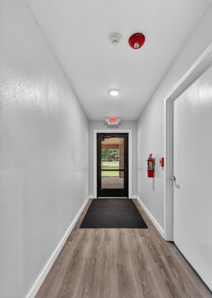 More Photos Of 109 Jasper Dr, Marshall Office For Sale