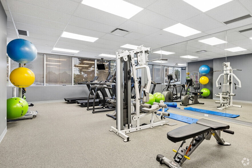 More Photos Of 8910 Purdue Rd, Indianapolis Office For Sale