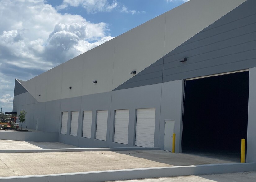 More Photos Of 13830 S Gessner Rd, Missouri City Warehouse For Lease