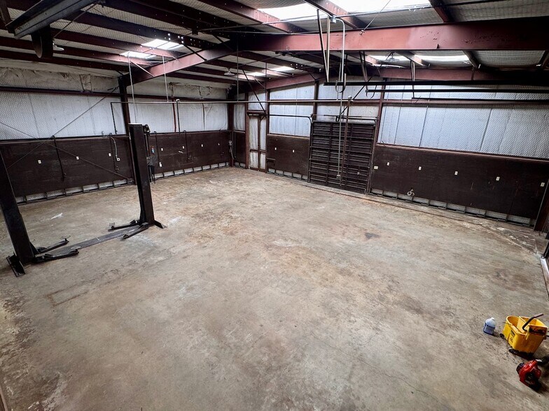 More Photos Of 1501 Lillian Ave, Jourdanton Flex For Lease