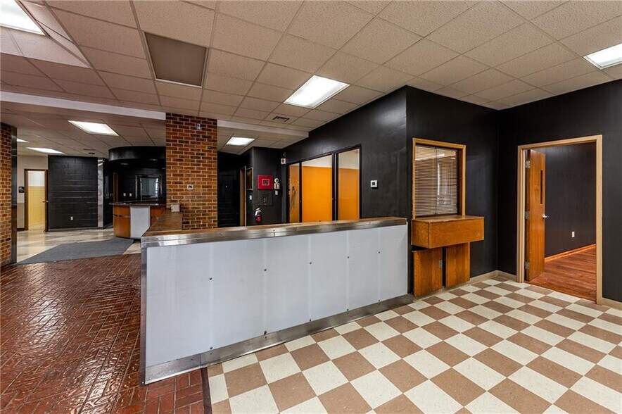 More Photos Of 315 S 6th St, Saint Joseph Sports And Entertainment For Lease