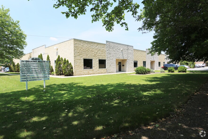More Photos Of 681 Grand Blvd, Deer Park Warehouse For Lease