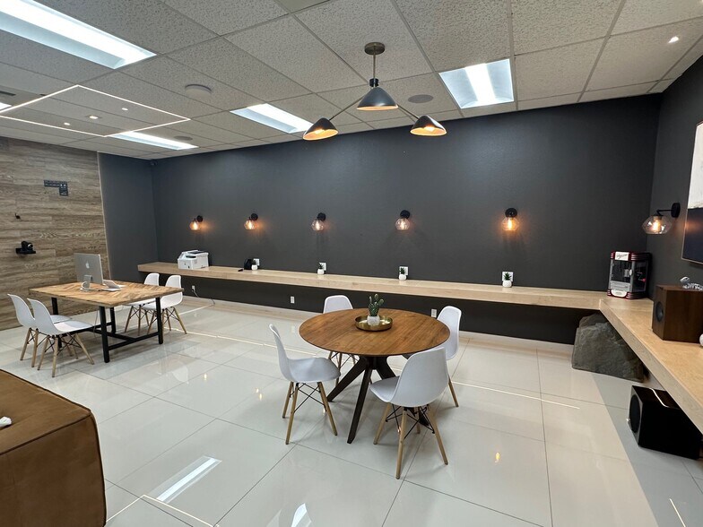 More Photos Of 120 Paragon Ln, El Paso Office For Sale