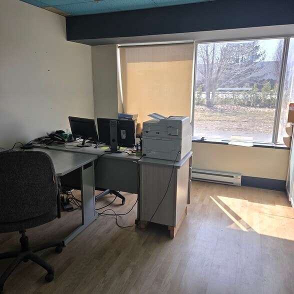 More Photos Of 440 Boul Industriel, St-Eustache Warehouse For Sale