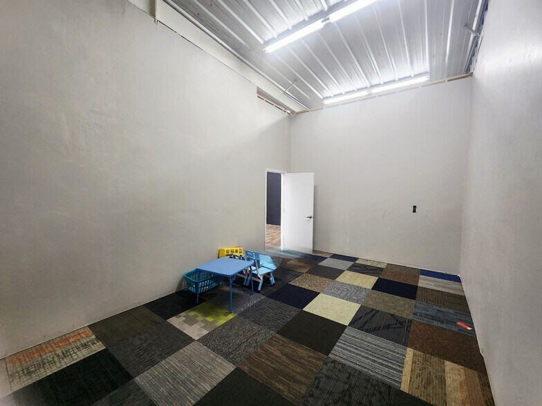 More Photos Of 44 NE 51st St, Oklahoma City Light Distribution For Lease