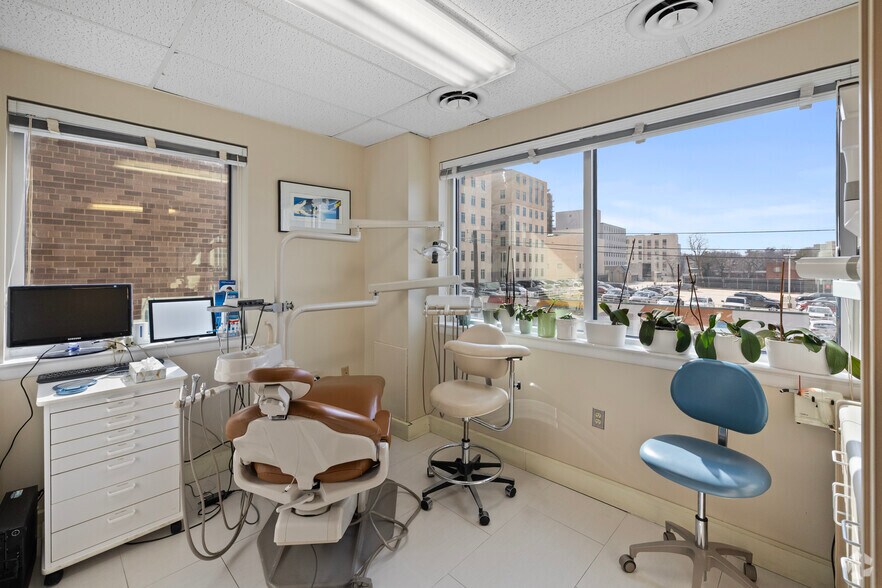 More Photos Of 8216-8218 Wisconsin Ave, Bethesda Medical For Sale