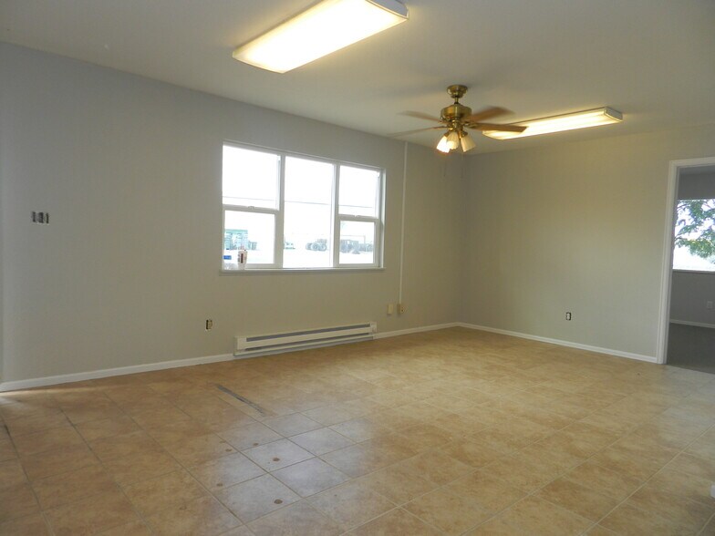 More Photos Of 445 Kristen Ct, Montrose Warehouse For Sale