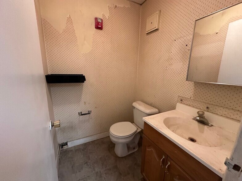 More Photos Of 1545-1549 Burgundy Pky, Streamwood Showroom For Lease
