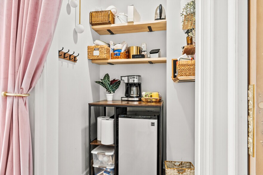 More Photos Of 694 Pont Reading Rd, Ardmore Storefront Retail Residential For Sale