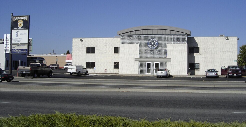 More Photos Of 1912 N Division St, Spokane Office For Lease
