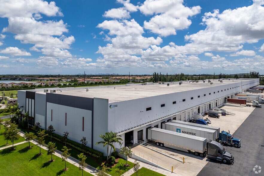 More Photos Of 3740 W 104th St, Hialeah Distribution For Lease